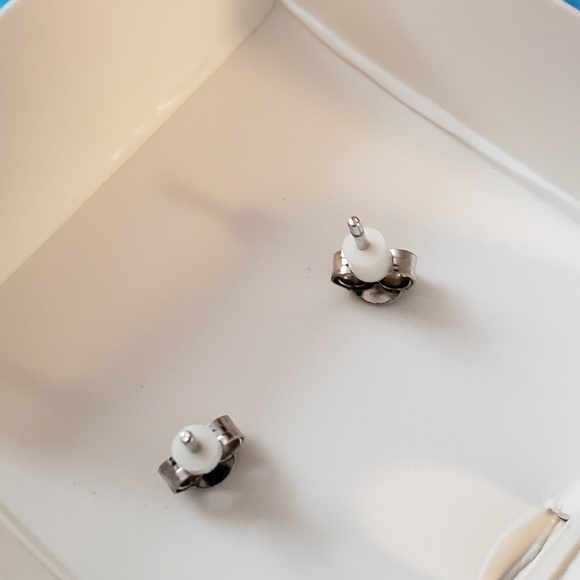 Simulated sapphire earrings set in silver - Picture 2 of 5